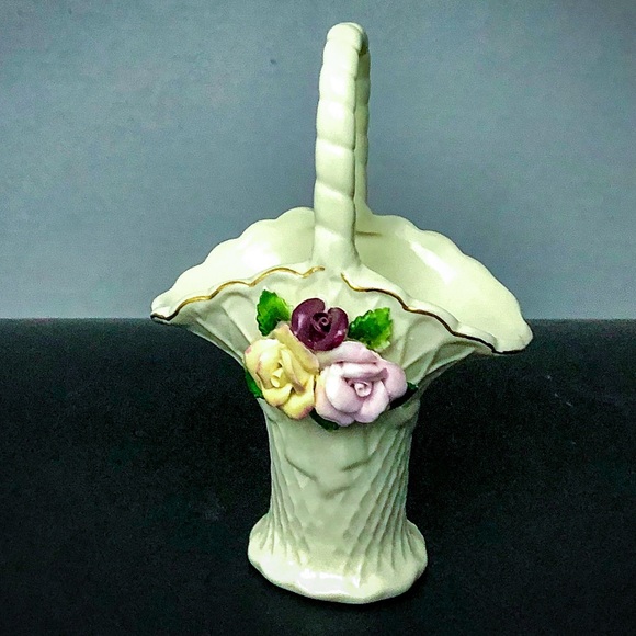 Small Vintage White Basket Porcelain W/Roses - Picture 1 of 7